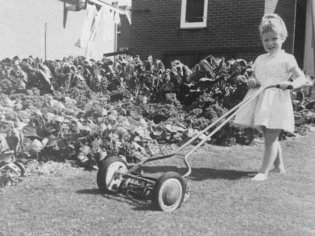 Bea als klein meisje in 1964 op de boerderij