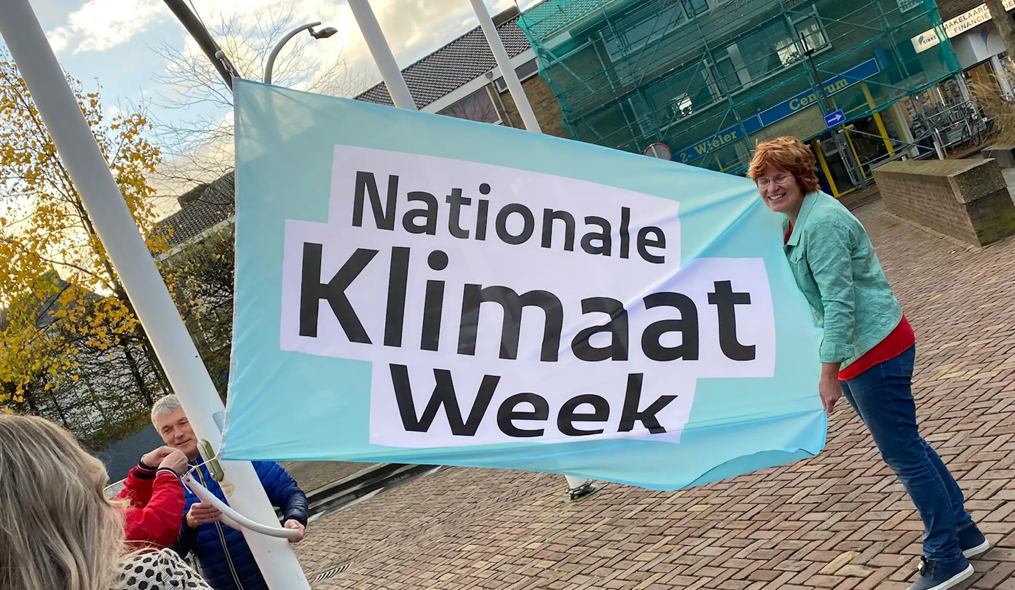Het hijsen van de vlag van Nationale Klimaatweek bij het gemeentehuis in Dronten