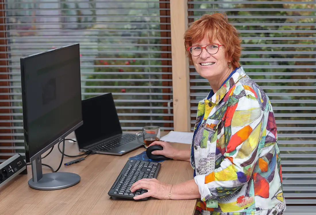 Bea Mantel in haar kantoor