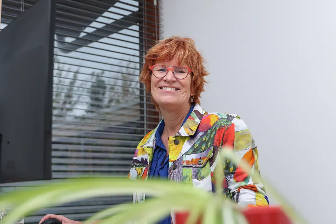 Bea Mantel bij haar kantoor