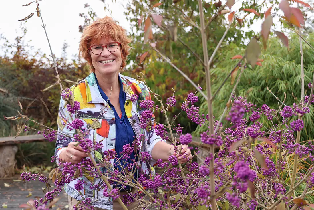 Bea Mantel in haar groene tuin
